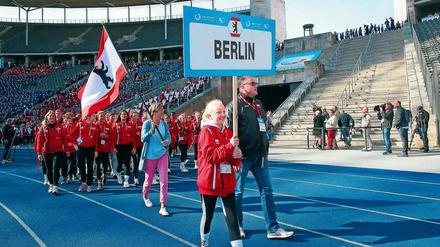 Hereinspaziert. Berliner Jugendliche laufen zum 50. Jubiläum von „Jugend trainiert“ über die legendäre blaue Bahn des Olympiastadions. 