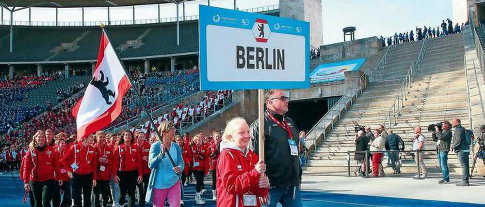 Hereinspaziert. Berliner Jugendliche laufen zum 50. Jubiläum von „Jugend trainiert“ über die legendäre blaue Bahn des Olympiastadions. 