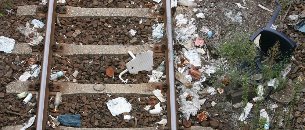 Müll auf Bahngleisen in Berlin-Neukölln.