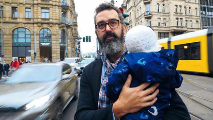Mit seinen Kindern überquert Julian Kopmann täglich die Invalidenstraße. Wie gefährlich das ist, will er nicht länger hinnehmen.