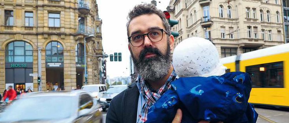 Mit seinen Kindern überquert Julian Kopmann täglich die Invalidenstraße. Wie gefährlich das ist, will er nicht länger hinnehmen.