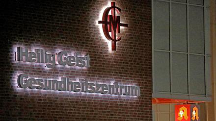 Das Apothekenschild der Heilig-Geist-Apotheke im Kölner Stadtteil Longerich.