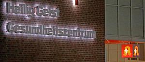 Das Apothekenschild der Heilig-Geist-Apotheke im Kölner Stadtteil Longerich.