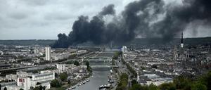 Riesige Qualmwolken steigen über Rouen an der Seine auf.