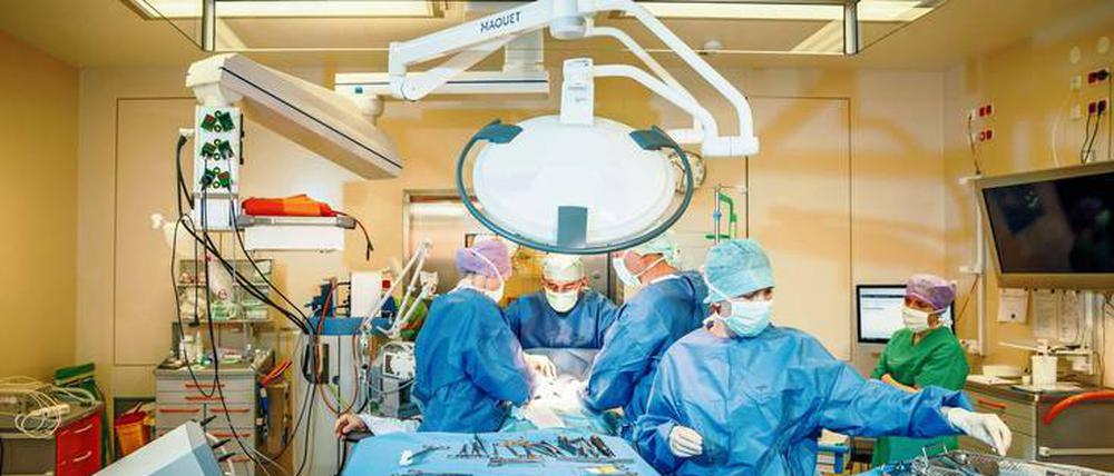 Nochmal hundert rauf. Szene aus OP-Saal des Krankenhauses in Spremberg, Brandenburg. 