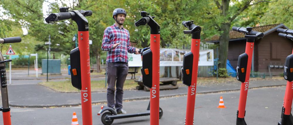 Marc Brüggemann verwandelt sich regelmäßig vom PR-Manager zum Scooter-Fahrlehrer.