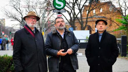 Dieter Bingen (rechts) mit Florian Mausbach und Stefan Troebst vor der Ruine des Anhalter Bahnhofs in Berlin. 