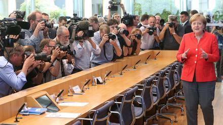Bundeskanzlerin Angela Merkel bei einer Pressekonferenz - Öffentlichkeit ist hier ausdrücklich erwünscht.