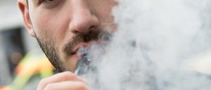 Ein Mann raucht eine E-Zigarette.