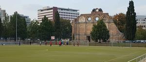 Schöner Platz am Anhalter Bahnhof. Hier spielt Al-Dersimspor.