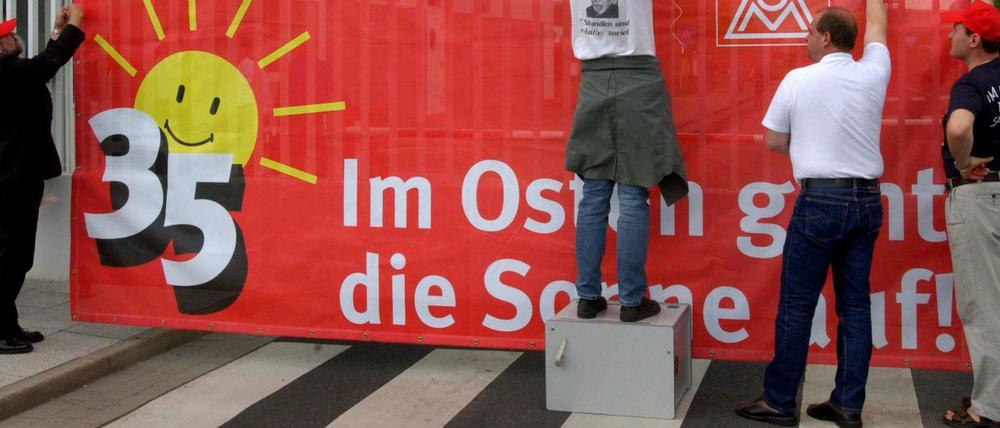 Im Osten geht die Arbeitszeitsonne nicht wirklich auf. Bislang blieben alle Verhandlungen und Proteste der IG Metall, auf dem Foto bei Opel in Eisenach, ohne Erfolg.