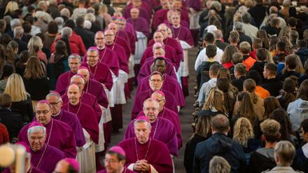 Bischöfe und Kardinäle verlassen den Fuldaer Dom.