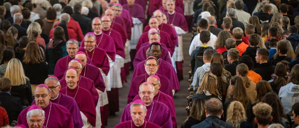 Bischöfe und Kardinäle verlassen den Fuldaer Dom.