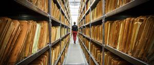 Im Archiv der Stasi-Unterlagenbehörde in Berlin Lichtenberg lagern unüberschaubar viele Aktenordner voller Papiere.  