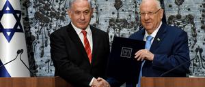 Nächster Versuch. ]Präsident Reuven Rivlin hat Benjamin Netanjahu mit Koalitionsverhandlungen beauftragt. 