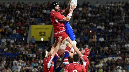 Ganz oben. Die Gasse ist der Einwurf im Rugby.