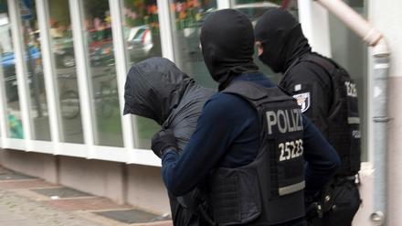 Polizeibeamte führen in Berlin einen Mann ab, der verdächtigt wird, am den Raub einer 100-Kilo-Goldmünze beteiligt gewesen zu sein. Für die Tat werden Kriminelle aus dem Clanmilieu verantwortlich gemacht.