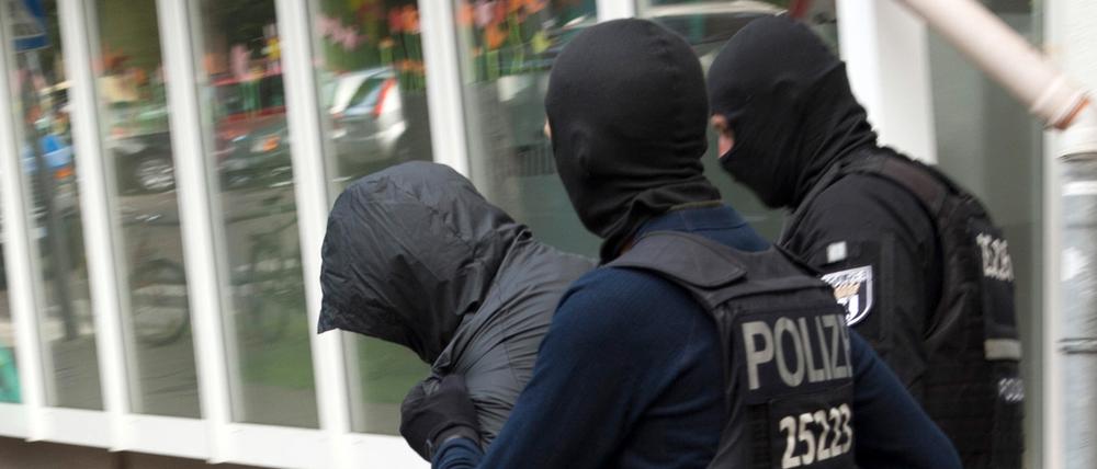 Polizeibeamte führen in Berlin einen Mann ab, der verdächtigt wird, am den Raub einer 100-Kilo-Goldmünze beteiligt gewesen zu sein. Für die Tat werden Kriminelle aus dem Clanmilieu verantwortlich gemacht.
