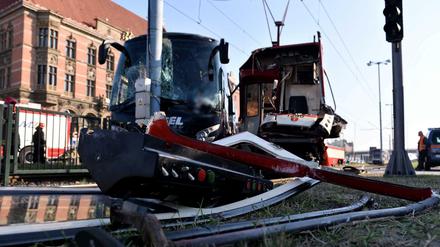 Metall-Bauteile liegen auf den Schienen vor einer Straßenbahn und einem Bus.