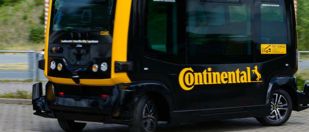 Auf einem Testgelände steht der fahrerlose, elektrisch angetriebene Kleinbus Cube des Technologieunternehmens Continental.
