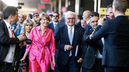 Kaffeetafeln und Staatsbesuche: Frank-Walter Steinmeier und First Lady Elke Büdenbender während auf dem Bahnhof Termini in Rom im September.