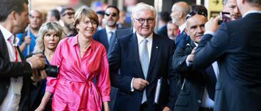 Kaffeetafeln und Staatsbesuche: Frank-Walter Steinmeier und First Lady Elke Büdenbender während auf dem Bahnhof Termini in Rom im September.