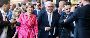 Kaffeetafeln und Staatsbesuche: Frank-Walter Steinmeier und First Lady Elke Büdenbender während auf dem Bahnhof Termini in Rom im September.