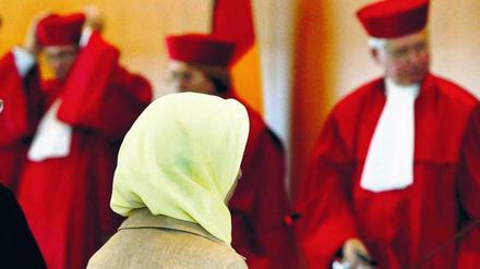 Abgelehnte Lehrerinnen klagen vor dem Arbeitsgericht. 