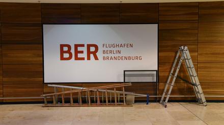 Noch stehen auf der BER-Baustelle Leitern in den Gängen. 
