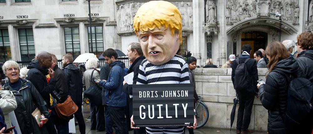 Demonstrierende haben sich außerhalb des Obersten Gerichtshofs in London versammelt.