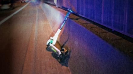 Vier Autos überrollten den E-Scooter, zwei wurden dabei so schwer beschädigt, dass sie nicht mehr fahrtüchtig waren.