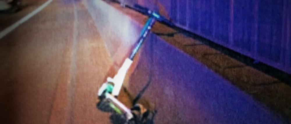 Vier Autos überrollten den E-Scooter, zwei wurden dabei so schwer beschädigt, dass sie nicht mehr fahrtüchtig waren.