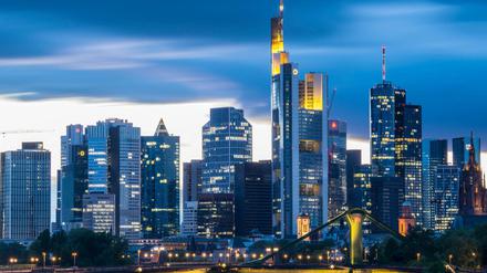 Abendlicht hinter der Commerzbank (mit gelber Beleuchtung am Turm) und der Bankenskyline von Frankfurt. 