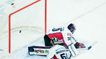 Das vierte Ding Torwart Maximilian Franzreb kann den Torschuss zum 4:1 durch Mannheims Jan-Mikael Järvinen (nicht im Bild) nicht halten. 