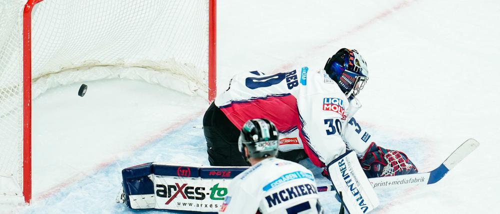 Das vierte Ding Torwart Maximilian Franzreb kann den Torschuss zum 4:1 durch Mannheims Jan-Mikael Järvinen (nicht im Bild) nicht halten.