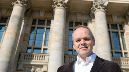 Jost Müller-Neuhof steht vor dem Bundesverwaltungsgericht in Leipzig.