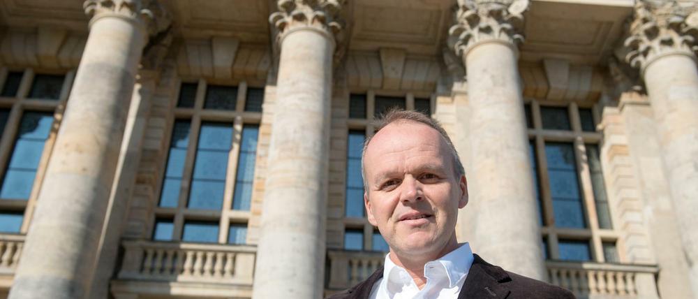 Jost Müller-Neuhof steht vor dem Bundesverwaltungsgericht in Leipzig.