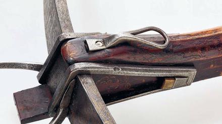 Lautlose Waffe. Detail einer Armbrust aus dem Jagdpark Kaiser Maximilians I., um 1510.