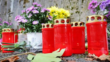 Kerzen und Blumen liegen in Freudenberg am Unglücksort. (Archivbild)