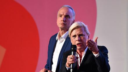 Thüringen, Erfurt: Hilde Mattheis und Dierk Hirschel stellen sich in einer Regionalkonferenz den Thüringer SPD-Mitgliedern vor.