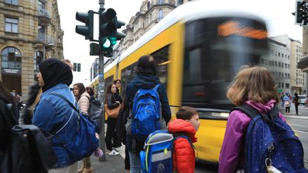 Schulkinder und Fussgänger morgens an der Keuzung Chaussestraße/Invalidenstraße in Berlin-Mitte.