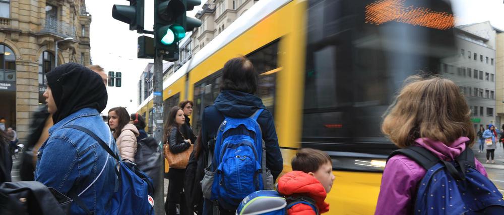 Schulkinder und Fussgänger morgens an der Keuzung Chaussestraße/Invalidenstraße in Berlin-Mitte.