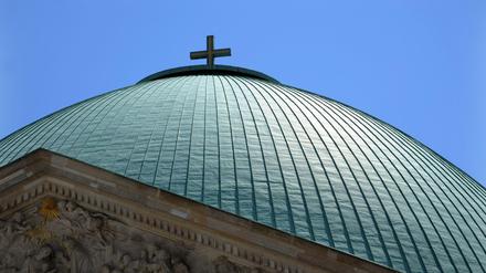 Blick auf die Kuppel der St. Hedwigs-Kathedrale.
