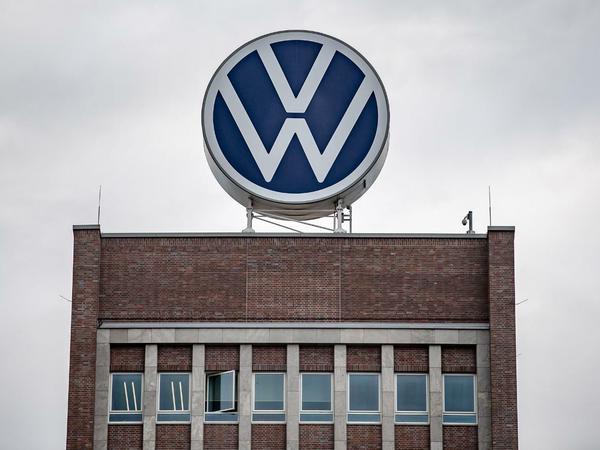 Der VW-Konzern, hier das Firmenlogo auf der Zentrale in Wolfsburg, sieht sich mit einer Musterfeststellungsklage konfrontiert.