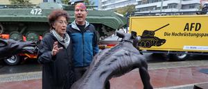 Gegen Aufrüstung. Lea Rosh und Rainer Opolka protestieren in der Berliner Schillstraße gegen die AfD.