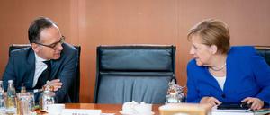 Bundeskanzlerin Angela Merkel (CDU) und Heiko Maas (SPD), Außenminister während einer Kabinettssitzung. 
