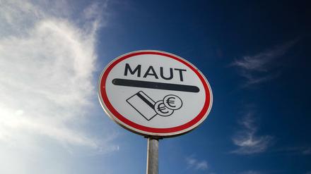 Ein Verkehrsschild weist die Autofahrer der Stadtautobahn auf die Mautpflicht für die Passage des Warnowtunnels hin.