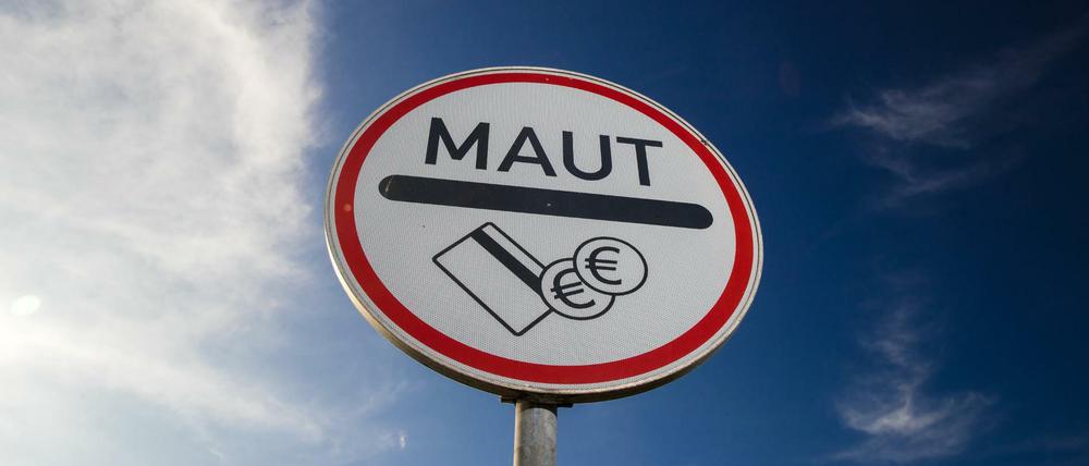 Ein Verkehrsschild weist die Autofahrer der Stadtautobahn auf die Mautpflicht für die Passage des Warnowtunnels hin.