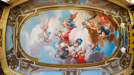 Dem Himmel nahe. Das Deckengemälde im Audienzgemach des Dresdner Schlosses wurde nach Farbdias der frühen 1940er Jahre ausgemalt.