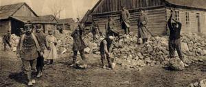 Arbeiter räumen Trümmer in Ostpreußen weg, circa 1935.